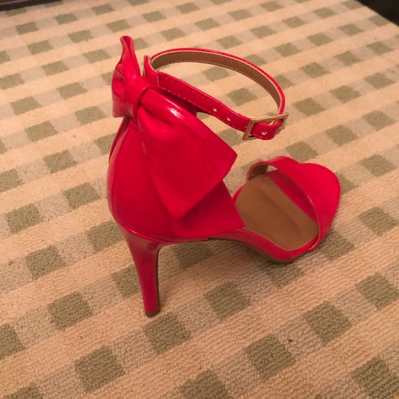 Shoes - Pretty red heels with bow detail